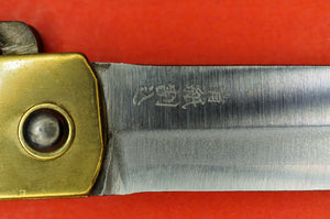 Gros plan lame couteau NAGAO HIGONOKAMI  bluesteel laiton Japon japonais