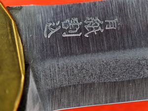 Gros plan signature couteau NAGAO HIGONOKAMI  bluesteel laiton Japon japonais